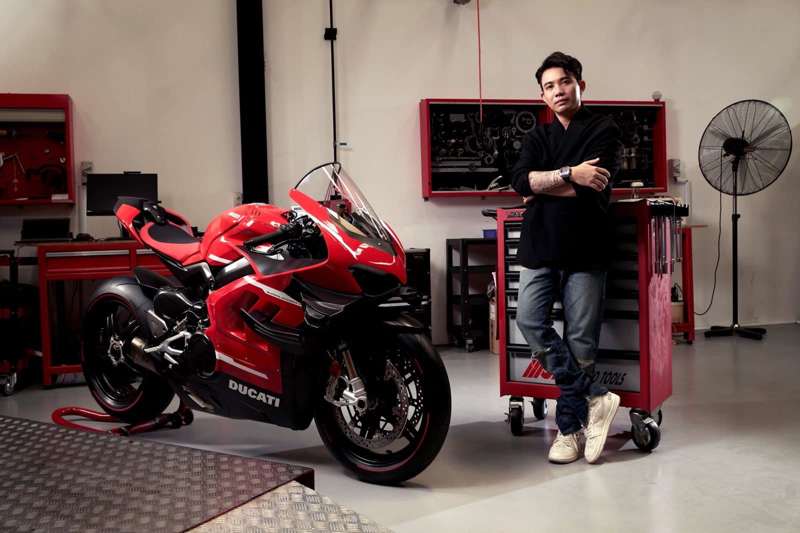 Minh Plastics shows off his level of play when buying the unique Ducati superbike in Vietnam for 6 billion VND