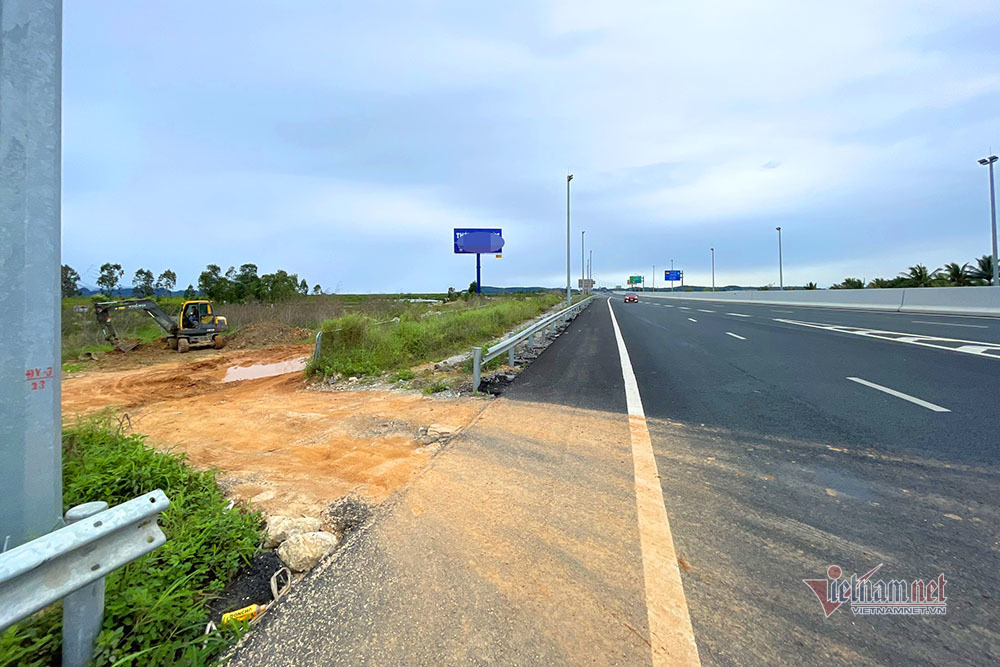 Hàng rào cao tốc Hạ Long - Hải Phòng bị phá cho xe chở đất chạy cắt ngang
