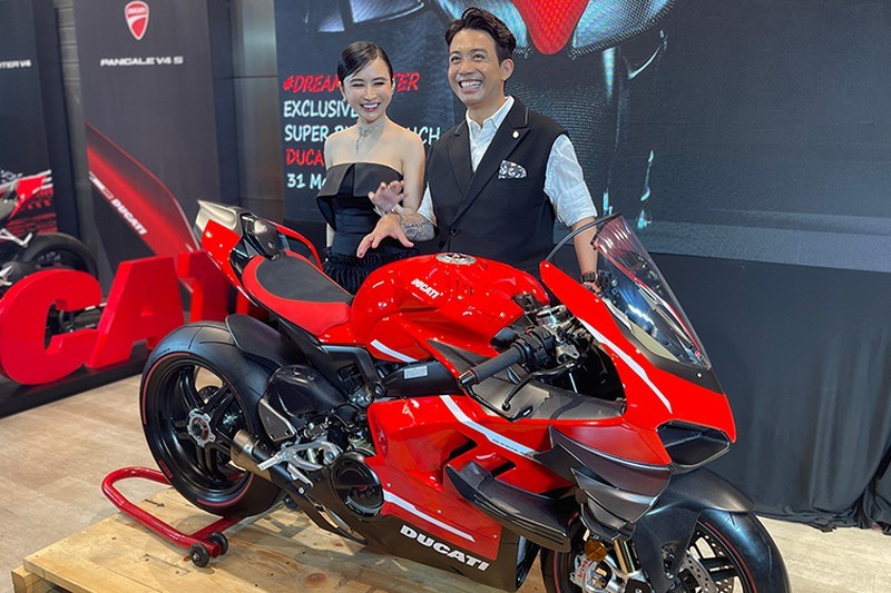 Minh Plastics shows off his level of play when buying the unique Ducati superbike in Vietnam for 6 billion VND