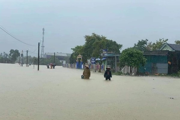 Lũ trái mùa khiến nhiều nơi ở Thừa Thiên - Huế ngập sâu