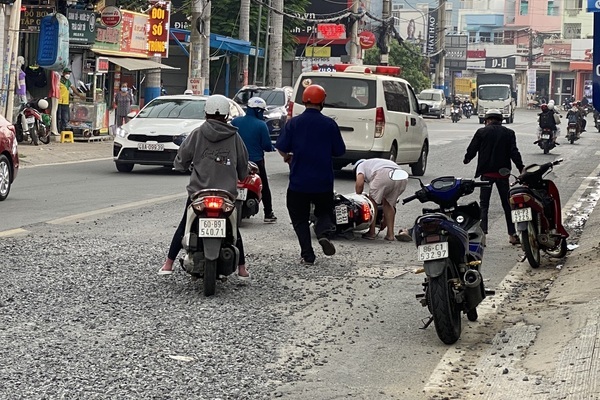 Người dân ngã nhào khi qua công trình dự án xóa ngập ở TP Thủ Đức