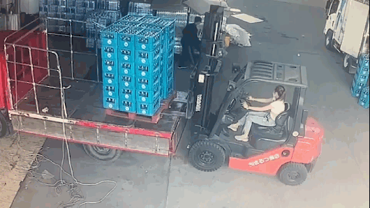 Nữ tài xế lái xe nâng gây tai hoạ trong tích tắc bất cẩn