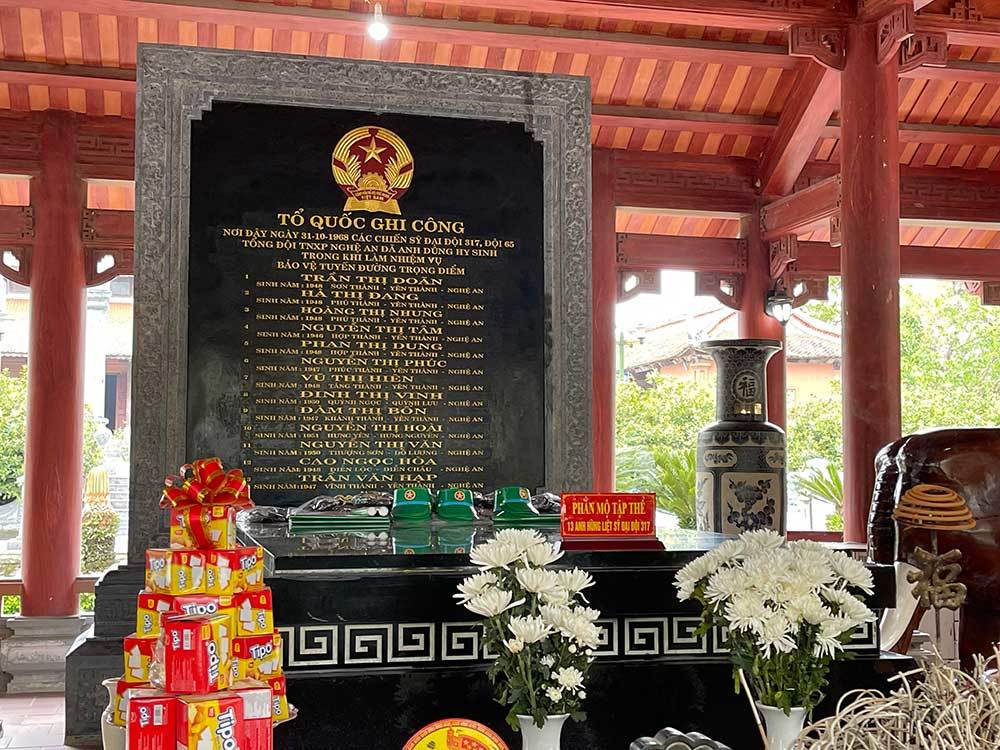 Hoa mua tím Truông Bồn, màu hoa thắm bên ngôi mộ chung