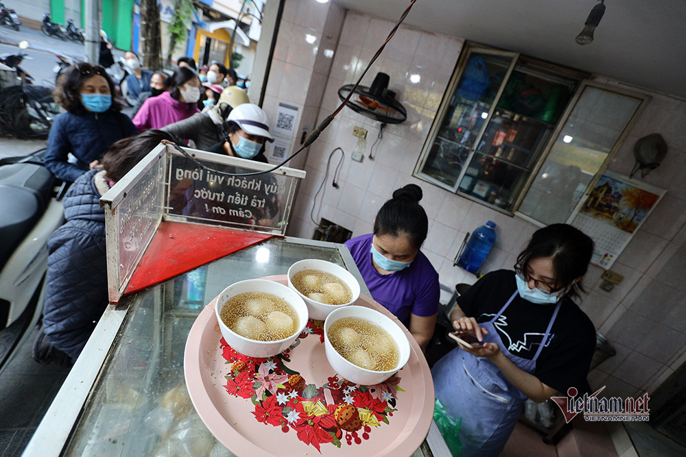 Tết Hàn thực: Dân Hà thành 'rồng rắn' xếp hàng mua bánh trôi, bánh chay