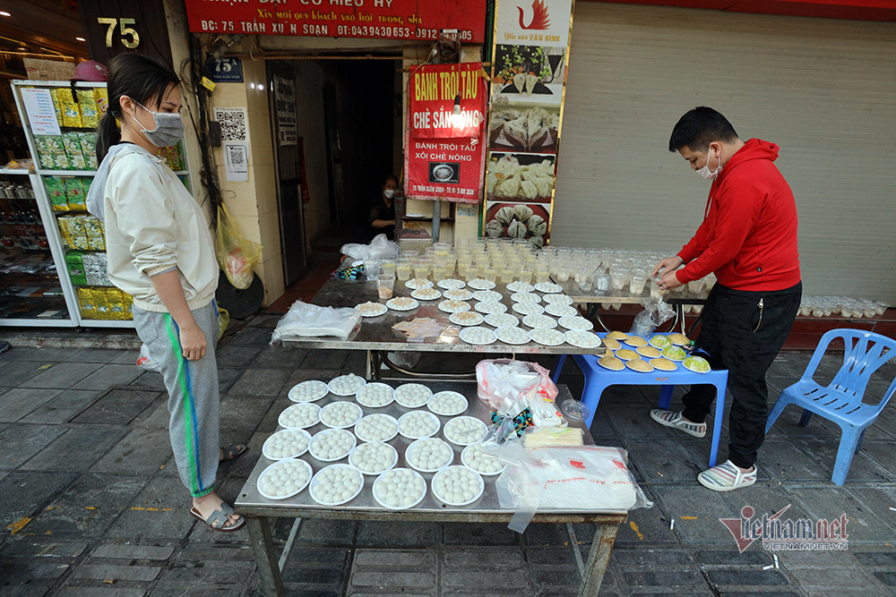 Tết Hàn thực: Dân Hà thành 'rồng rắn' xếp hàng mua bánh trôi, bánh chay