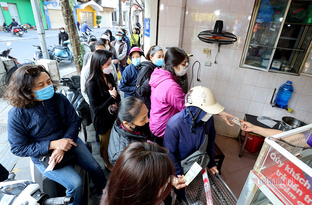 Real Korean New Year: People of Ha become 'snake dragons' lining up to buy floating cakes, vegetarian cakes