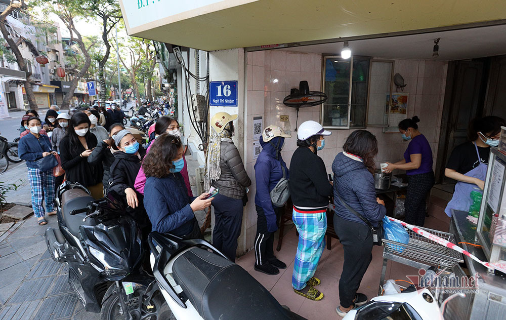 Real Korean New Year: People of Ha become 'snake dragons' lining up to buy floating cakes, vegetarian cakes