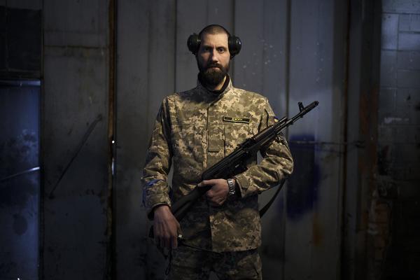 Chân dung những người tình nguyện cầm súng bảo vệ Ukraine