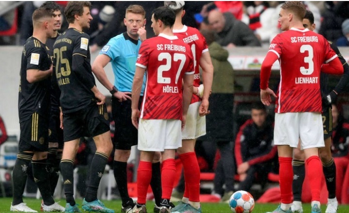 Khó tin nhưng có thật, Bayern chơi với 12 cầu thủ đấu Freiburg