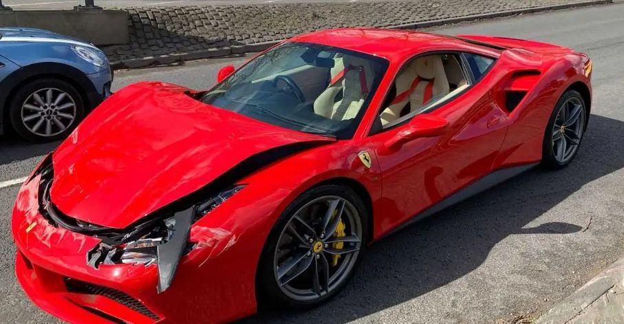 The unlucky guest, who just drove a Ferrari 488 supercar, left the dealer, was stabbed and the roof was broken