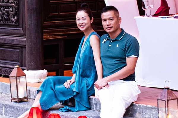 'Hoa hậu 4 con' Jennifer Phạm tình tứ bên ông xã doanh nhân