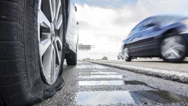 Tay đua nổi tiếng số 1 Việt Nam bày cách ứng phó xe bị nổ lốp