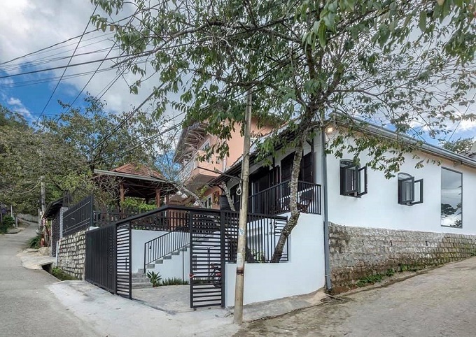 Ngôi nhà rêu mốc bên hồ gió lộng thay đổi ngỡ ngàng sau cải tạo