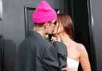 Dàn sao hở bạo, đua nhau hôn nhau trên thảm đỏ Grammy 2022
