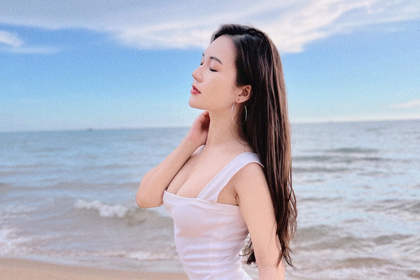 Ngọc Anh 'Phố trong làng' lên tiếng trước chỉ trích nghiện ảnh khoe thân