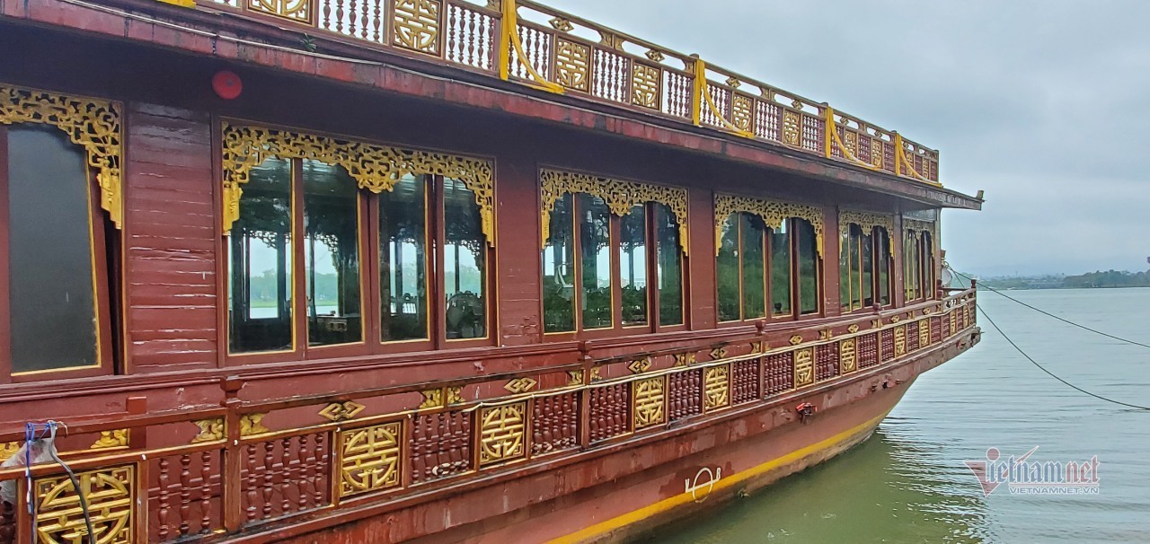 Ngự thuyền sông Hương đầu tư hàng tỷ, bán 'bù lỗ' không ai mua