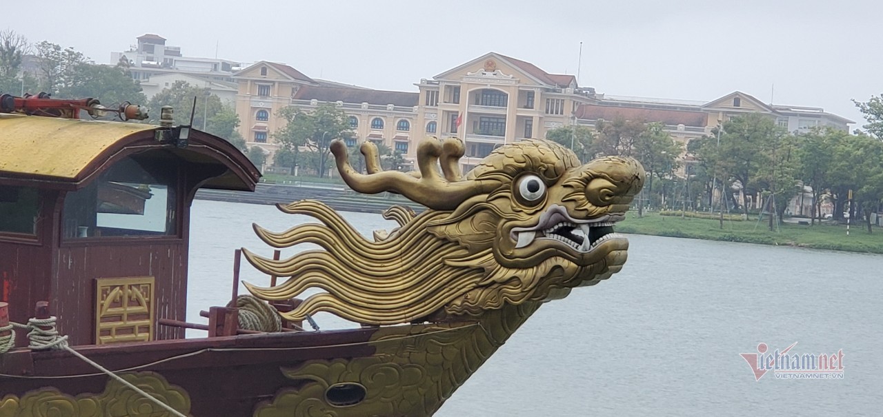 Ngự thuyền sông Hương đầu tư hàng tỷ, bán 'bù lỗ' không ai mua