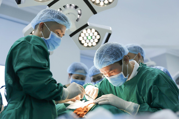 Vị bác sĩ tận tâm hỗ trợ chống dịch, làm đẹp cho người