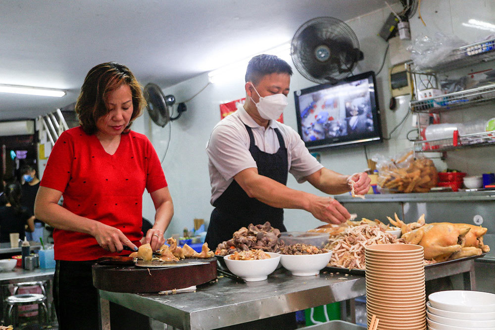 Những hàng phở gà Hà Nội bán vài trăm bát một ngày