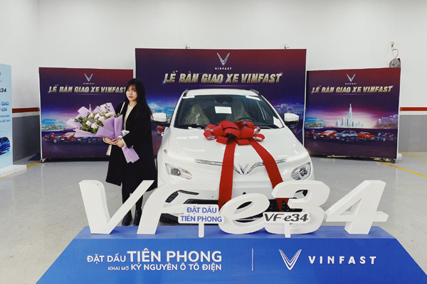 Trải nghiệm lướt Shopee khi chờ sạc xe VinFast VF e34