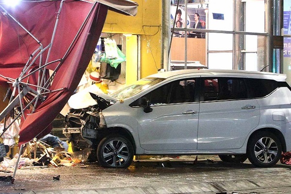 Tài xế lái ô tô lao vào tiệm bánh mì đối diện với mức án nào?