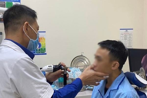 Phát hiện dị vật dài 5cm trong mũi người đàn ông