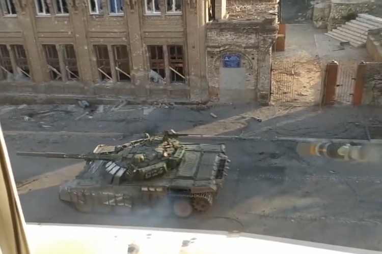 Video of Russian T-72 tank escaping from British missiles