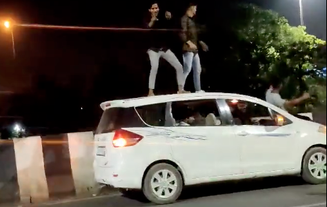 A group of young people “rocking” on the roof of the car received a strange punishment from the police