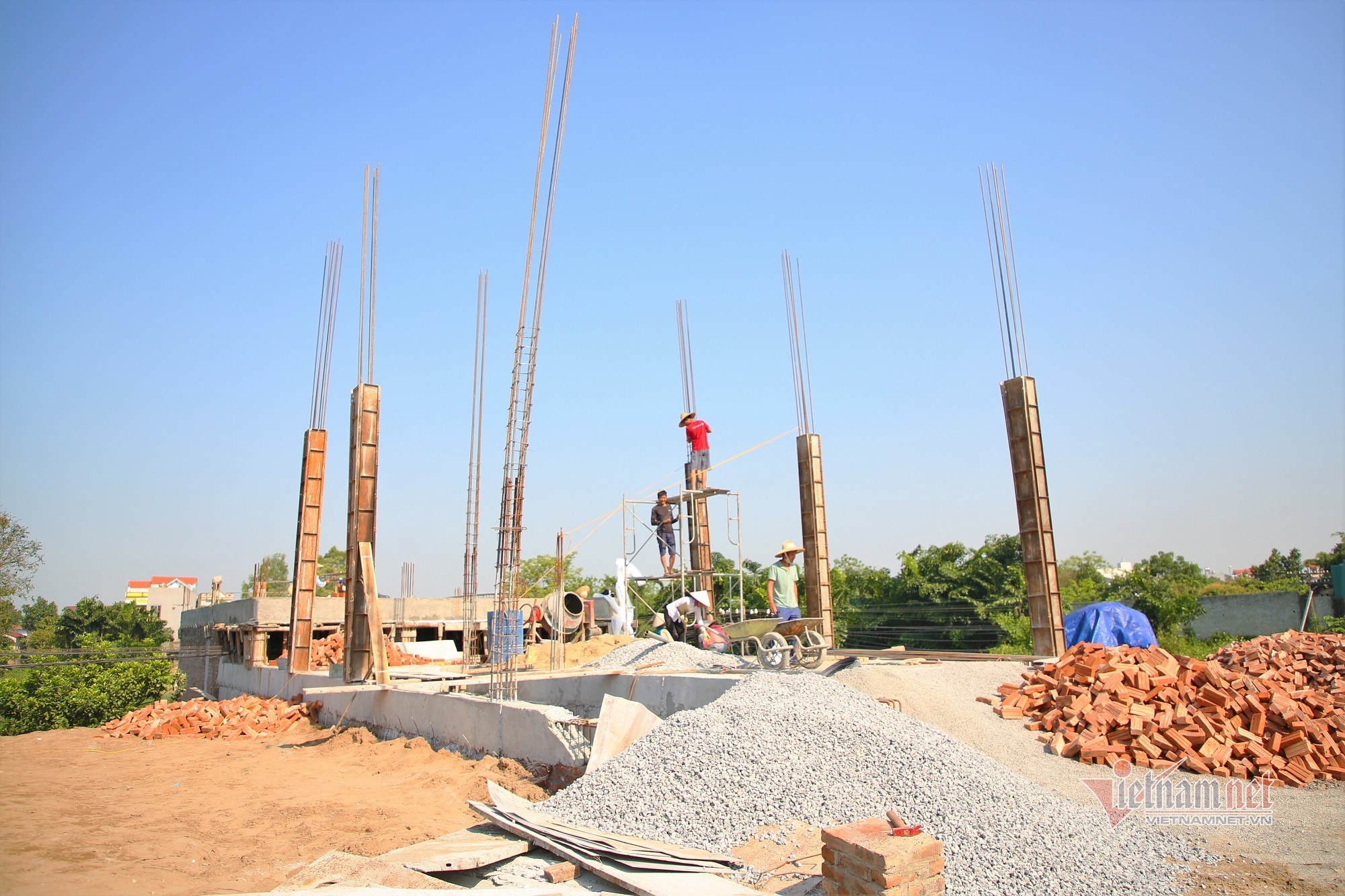 Khó tin ở Hà Nội, xây nhà trùm lên dây tín hiệu đường sắt Bắc Nam