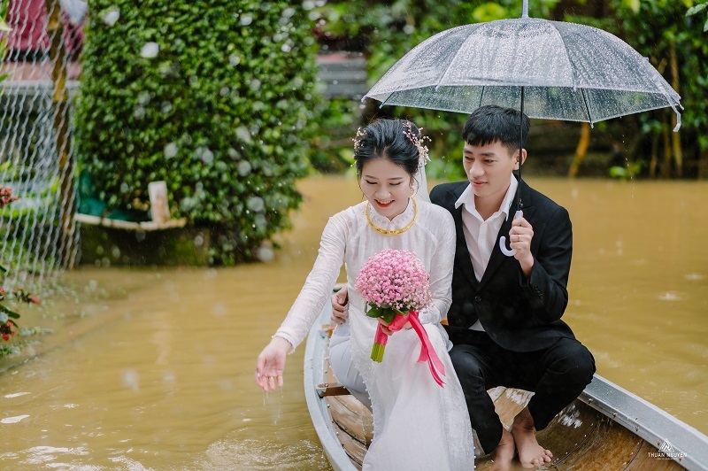 The groom went to the bride’s house by car, the water was flooded and he had to row a boat to ask his wife