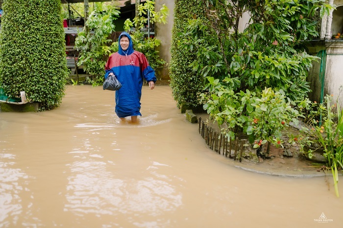 Chú rể đi ô tô đến gần nhà gái, nước ngập phải chèo thuyền hỏi vợ