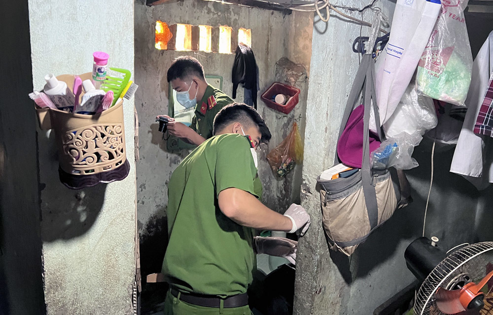Thanh niên ở An Giang trèo vào nhà vệ sinh đâm chết 'vợ'
