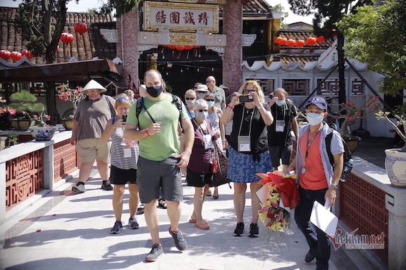 Hundreds of American tourists come to Hoi An, the tour guide is happy again