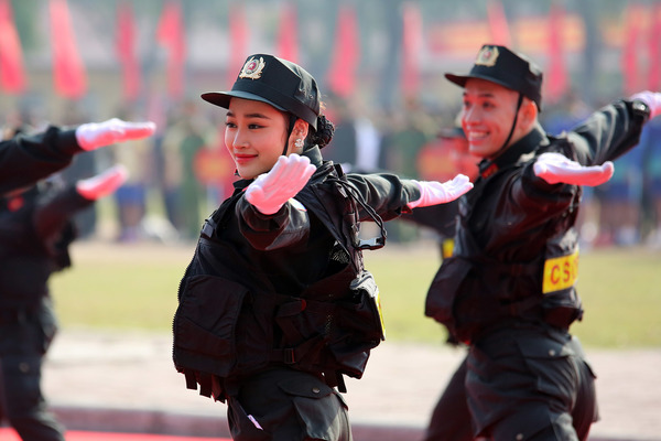 Nữ cảnh sát cơ động hát múa trong hội thao toàn ngành